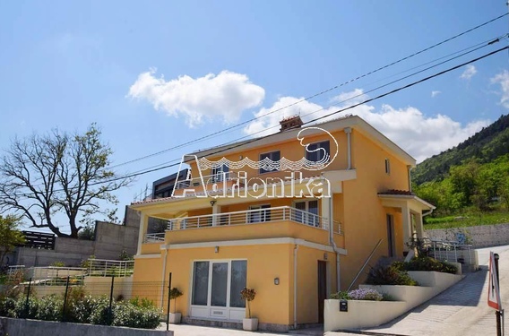 Просторный семейный дом с большой террасой и видом на море, Дуб - Котор - фото