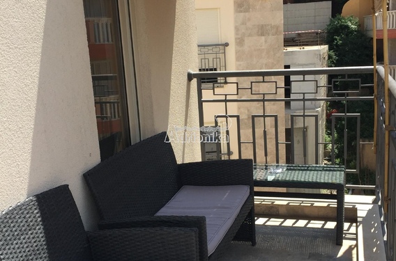 Комфортная квартира в отличном месте в Пржно, ниже дороги - район Будва. - фото