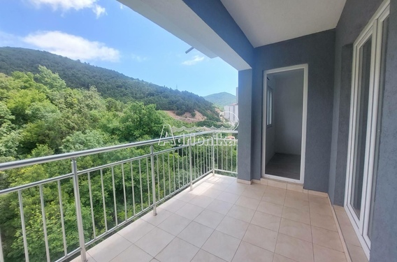 Квартира с тремя спальнями и тремя террасами и с гаражом в отличном месте возле Техномакс, Будва - фото