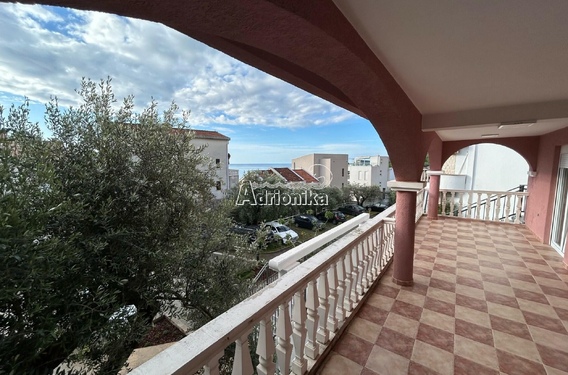 Квартира с просторной террасой и парковочным местом в отличном месте, Пржно - Будва - фото