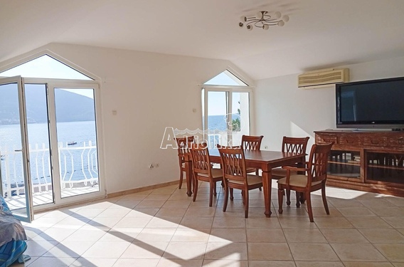 Светлая четырёхкомнатная квартира прямо на набережной у моря, Херцег Нови - фото