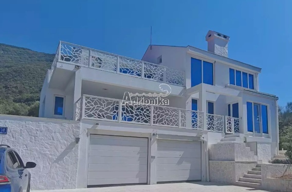 Полностью меблированная элегантная вилла с бассейном рядом с Portonovi, Дженовичи &mdash; Херцег-Нови - фото