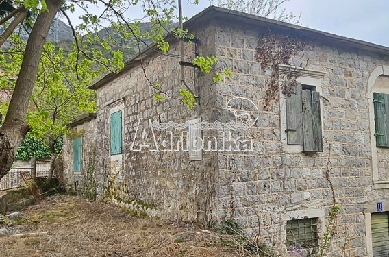 Каменный дом под реконструкцию в тихом месте, всего в 350 м от моря, Каменари &ndash; Херцег Нови - фото