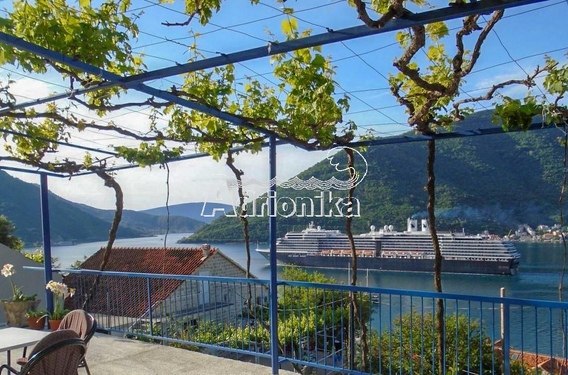 Каменный дом в Перасте - фото