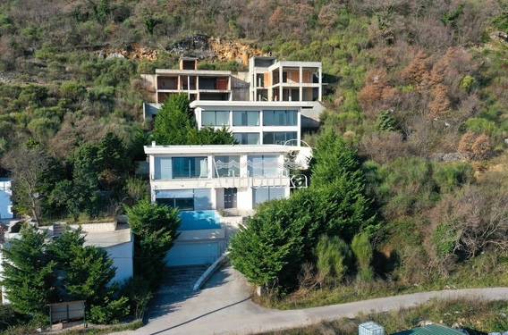 Вилла с бассейном и панорамным видом, Тудоровичи - фото