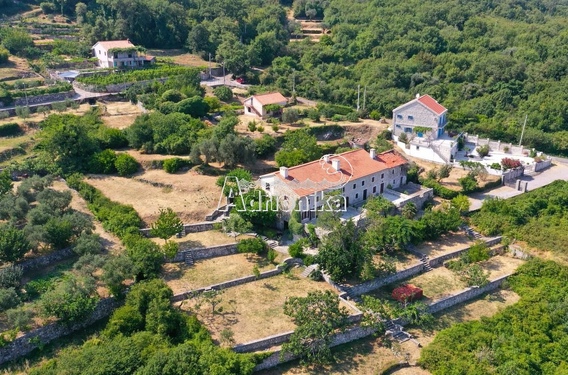 Традиционный каменный дом с большим участком, Челобрдo, Свети Стефан - фото