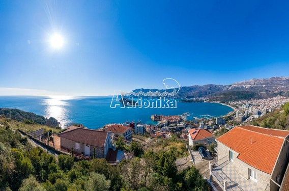 Урбанизированный участок в Будве с видом на море и Старый город - фото