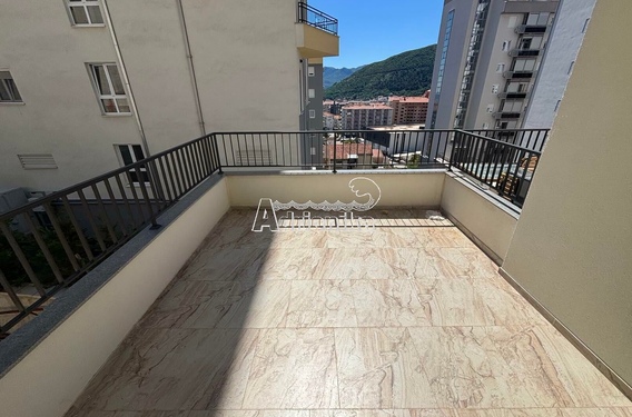 Однокомнатная квартира с большой террасой в новом доме, Будва - фото