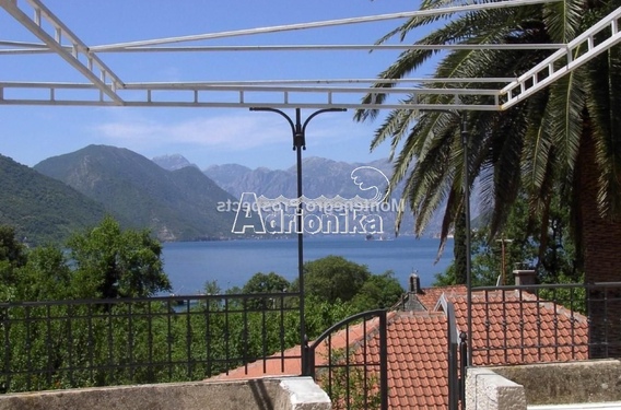 Вертикаль каменного дома в Липци, Котор - фото