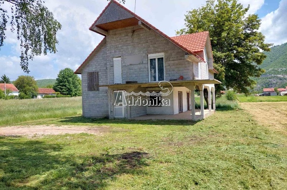 Дом с просторным участком в тихом районе Никшича - фото