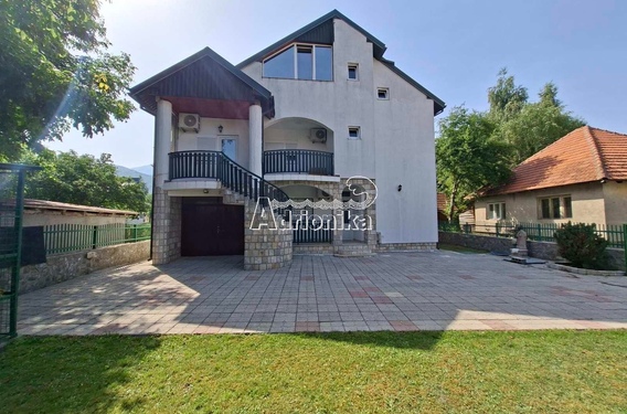 Дом с 5 апартаментами в привлекательном районе Колашина - фото