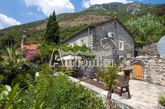 Очаровательный каменный дом в Перасте - фото