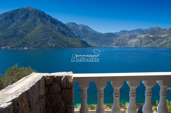 Трехуровневая вилла на берегу Которского залива - фото