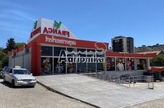 Коммерческое здание в Сутоморе - фото