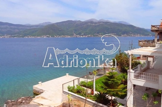 Вилла на берегу моря в Крашичи - фото