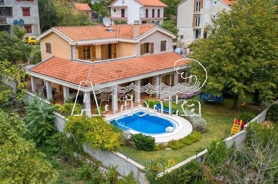 Роскошная вилла с бассейном в Ораховце - фото