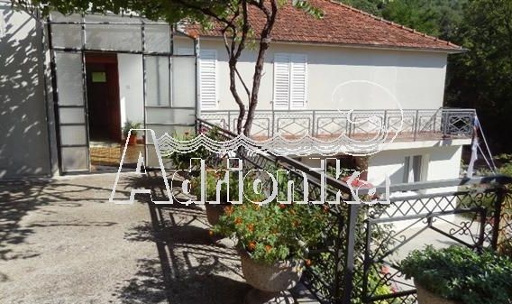 Дом с большим благоустроенным участком в 1км от моря в Тивате - фото