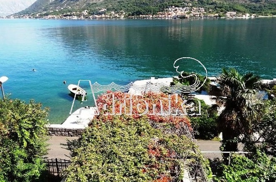 Каменный дом на первой линии в Доброте - фото