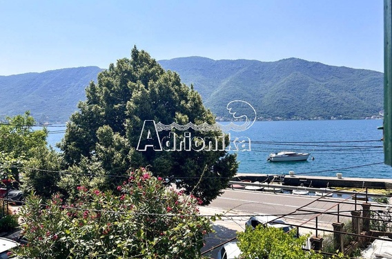 Красивый каменный дом на берегу моря, Стрп, Котор - фото