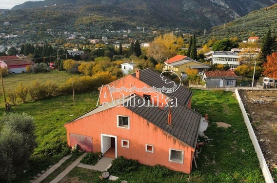 Просторный дом с большим участком в Старом Баре - фото