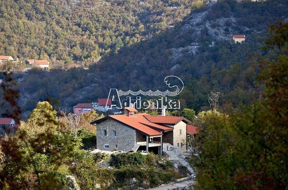 Аутентичный каменный дом в старом селе недалеко от Цетинье - фото