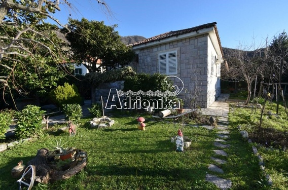 Уютный дом в Каменари, первая линия - фото