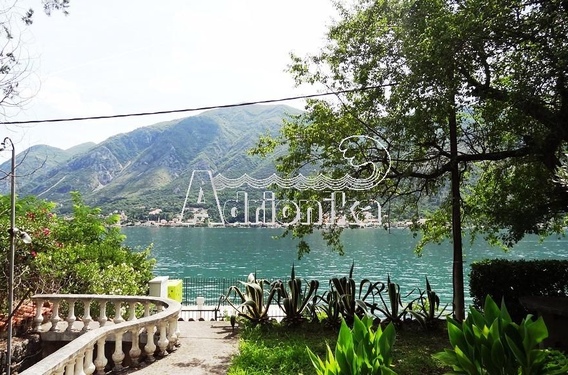 Дом на первой линии в Доброте - фото