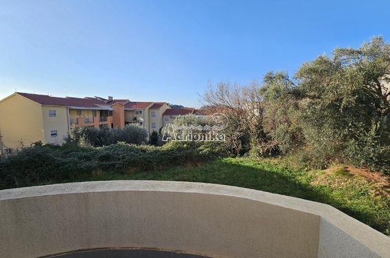 Просторная двухкомнатная квартира в Петроваце - фото