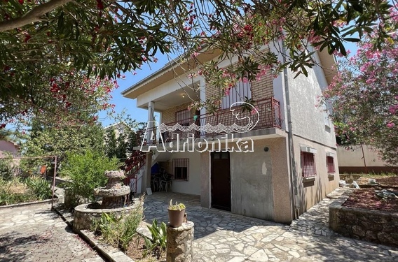 Дом в Дубраве с красивым двором - фото