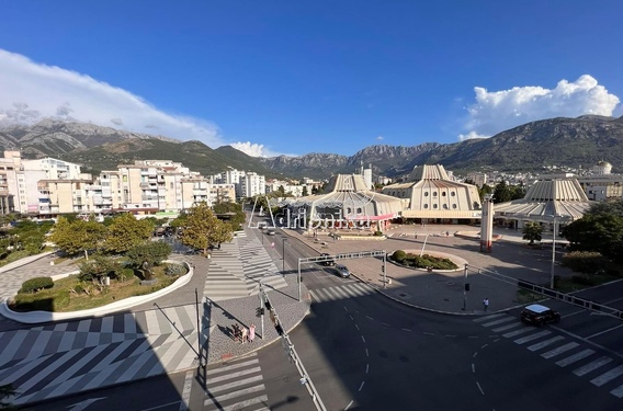 Квартира в центре, три спальни, Бар - фото