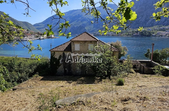 Замечательная недвижимость на берегу моря в Прчне, Которский залив - фото