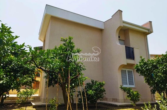 Семейный полностью отремонтированный дом недалеко от центра, Бар - фото