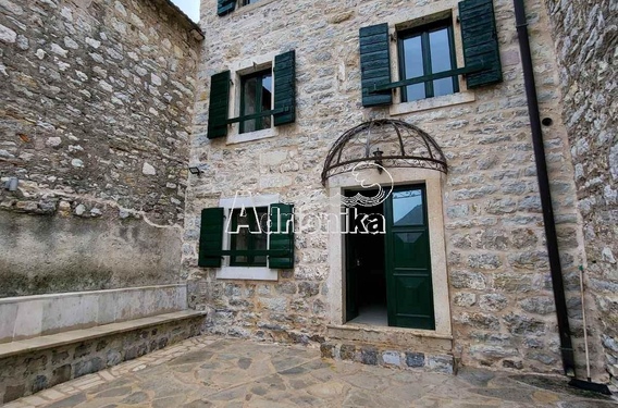 Отремонтированный каменный дом на берегу моря, Тиват, Лепетани - фото
