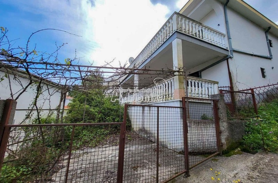 Двухэтажный дом недалеко от моря, Утеха - фото