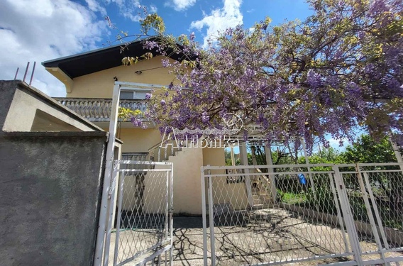 Двухэтажный дом с двумя отдельными квартирами недалеко от старого города, Бар - фото