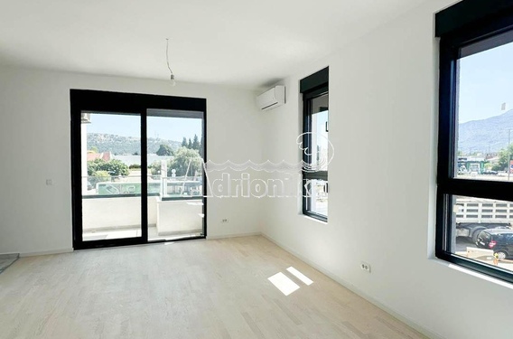 Новый жилой дом с квартирами разной площади в 600 м от центра, Бар - фото