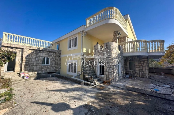 Семейный дом с двумя апартаментами, в хорошем районе города, Бар - фото