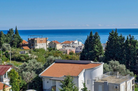 Трехэтажный дом с красивым видом на море, Бар, под ремонт - фото