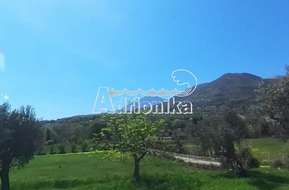 Участок со старым домом недалеко от центра города Бар - фото