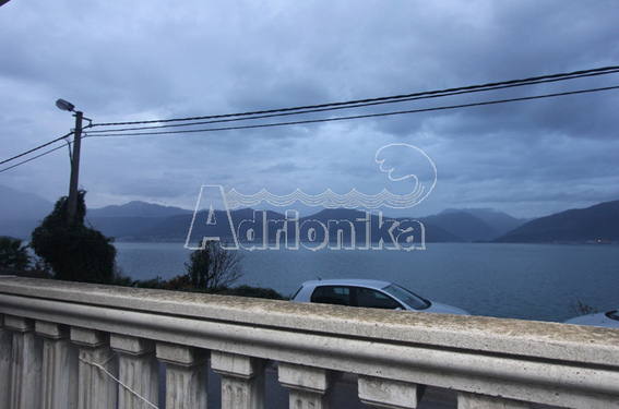 Дом в тихом районе Луштици - фото