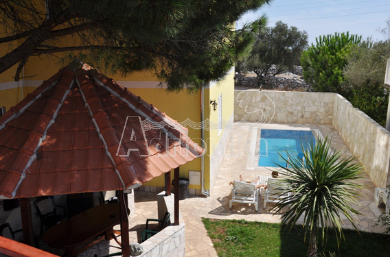 Трехэтажный дом в Луштице - фото