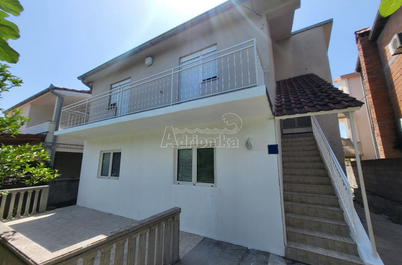 Дом с большим участком под ремонт недалеко от Тивата - фото