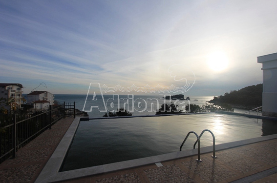 Дом с бассейном на первой линии - фото