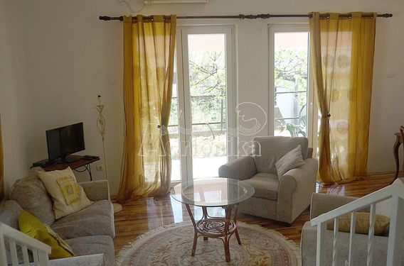 Дом с небольшим садом в Дженовичи - фото