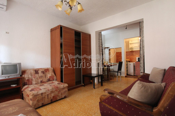 Трехэтажный дом в тихом районе Будвы - фото