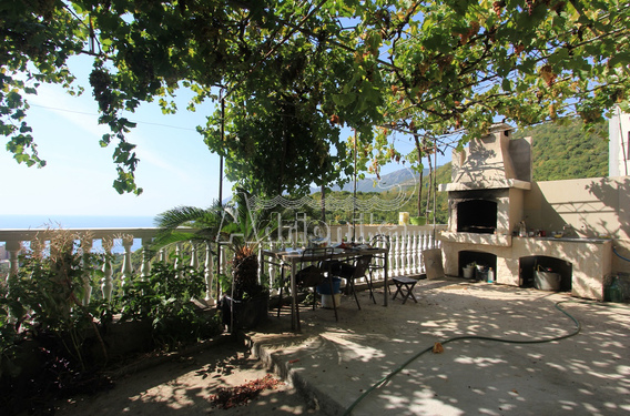 Двухэтажный дом с видом на море в Майне - фото