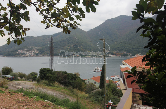 Двухэтажный дом в Каменари с видом на море - фото