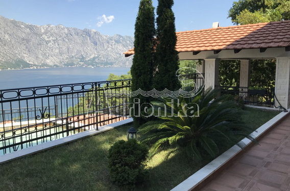 Трёхэтажный дом в Прчань - фото