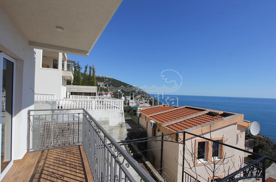 Современный дом с панорамным видом на море - фото