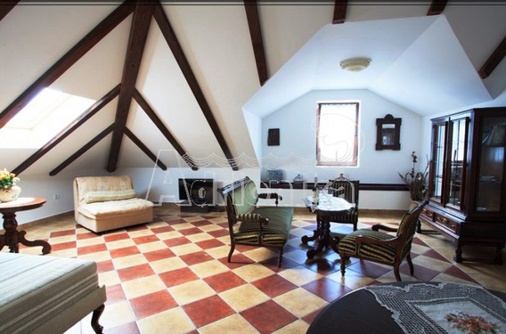 Квартиры в старинном каменном доме - фото